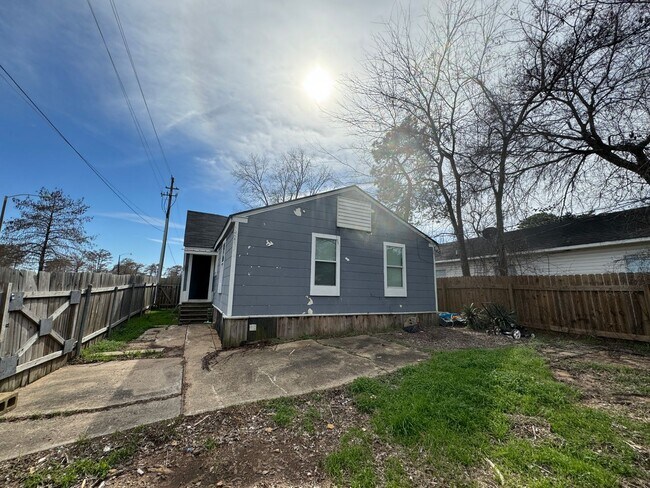 Building Photo - 270 E Linden St