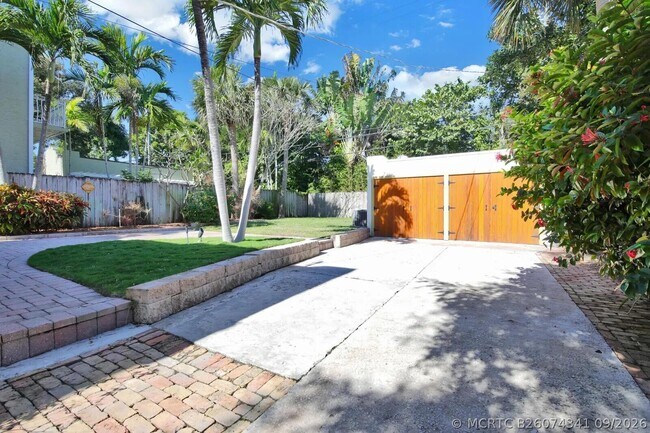 Building Photo - 607 Flamingo Dr