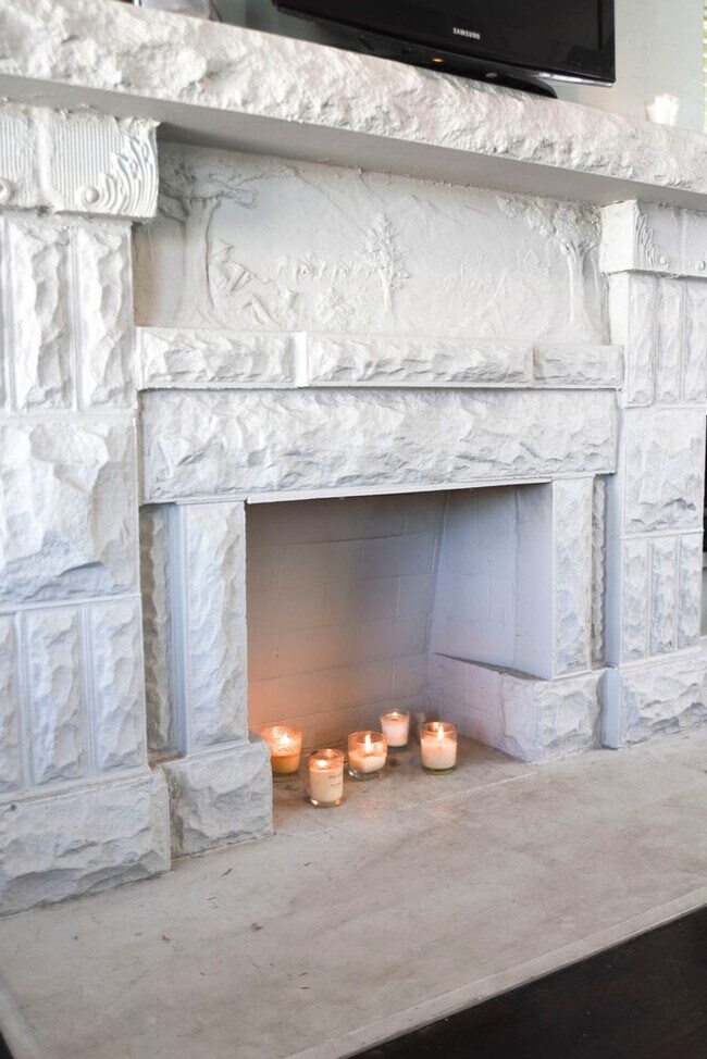 Building Photo - Charming Upper Floor 2 Bed / 1 Bath with Bonus Studio in a Prime Echo Park Location