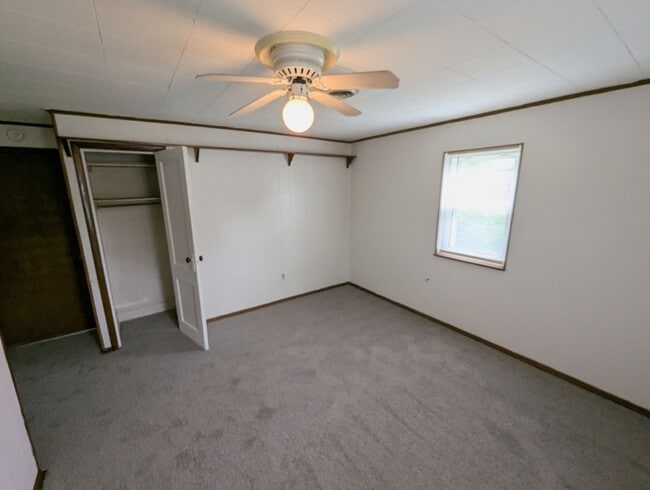 Building Photo - Living Large in Lemay - Section 8 Friendly!