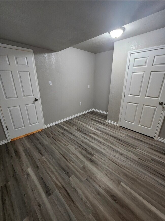 Building Photo - Take a look inside! 4 bed 2 bath with 3 car garage