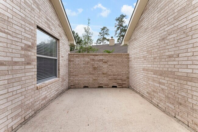 Building Photo - 99 E Foxbriar Forest Cir