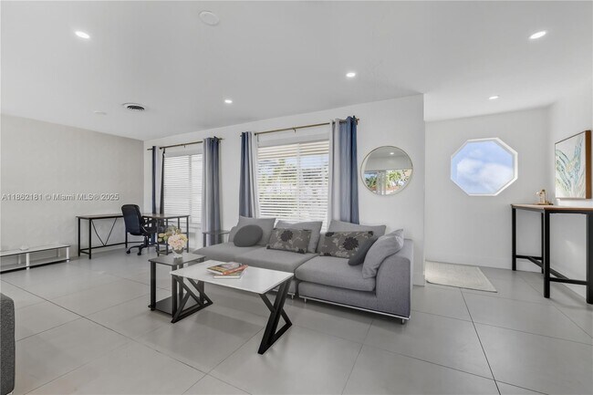 Building Photo - 1709 SW 5th Pl