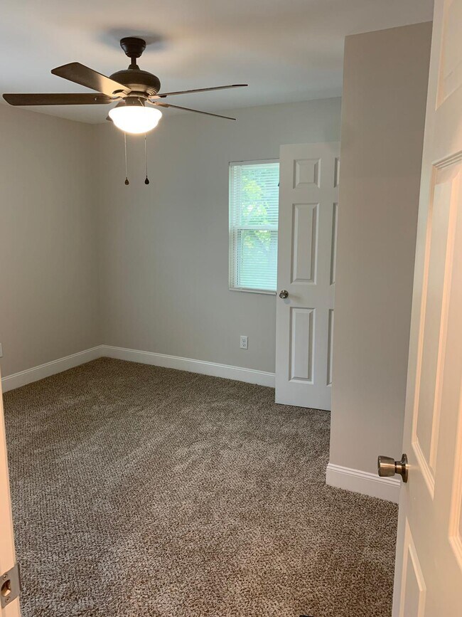 Building Photo - 1109 S Champion Ave