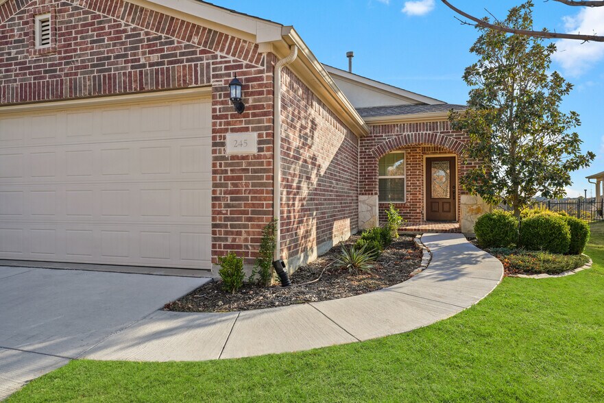 Building Photo - 245 Mariposa Ln