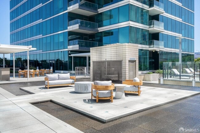 Building Photo - 425 1st St