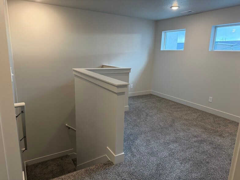 Building Photo - 4013 S Woodland Ave