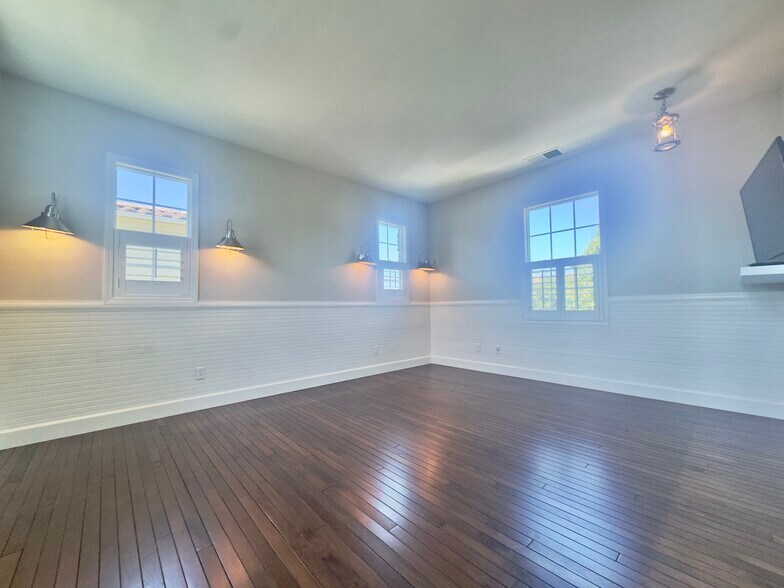 Building Photo - 1049 S Wedgewood Rd