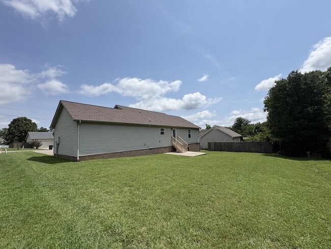 Building Photo - 1009 Halverson Dr