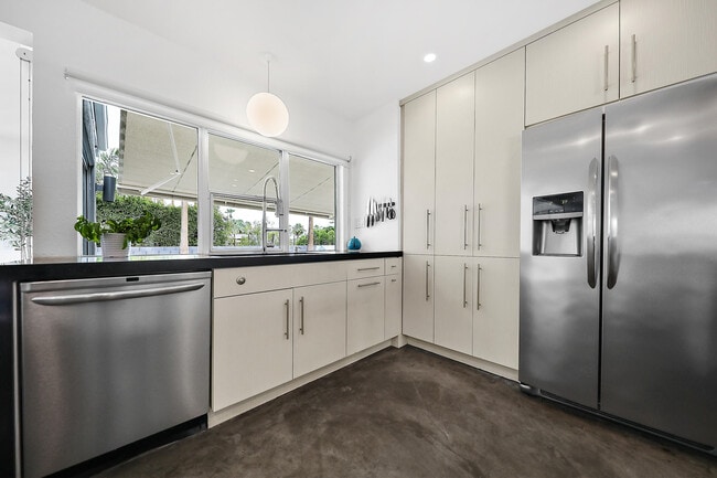 Building Photo - 71520 Gardess Rd