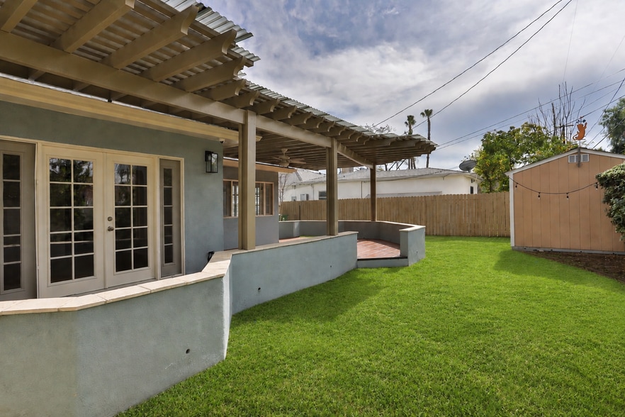 Covered patio & breakfast nook - 5907 Yarmouth Ave