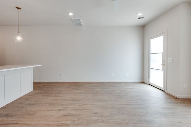 Building Photo - Urban living in Edmond