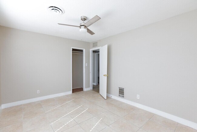 Building Photo - Spacious 4 bedroom, 2 bathroom home located in North Las Vegas