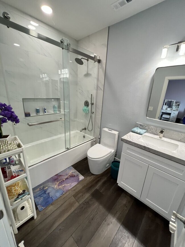 Building Photo - Amazingly Remodeled 4 Bed 4 Bath Luxury Home in North Orange with Solar!