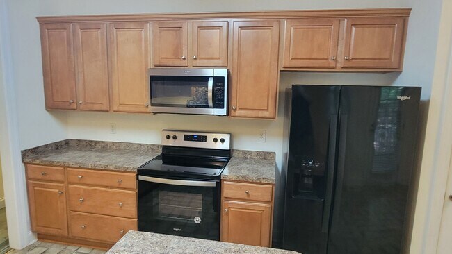 Building Photo - Backing directly to the golf course in the gated community of Carolina Trace, this spacious 3-bed...