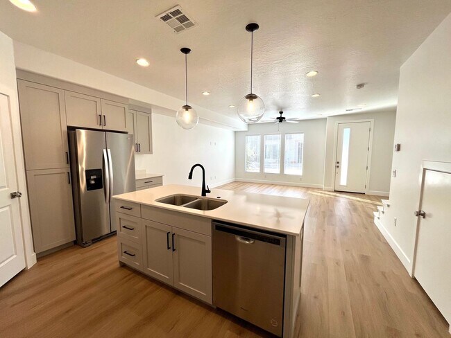 Building Photo - Townhome in Woodland Estates - Pool Access