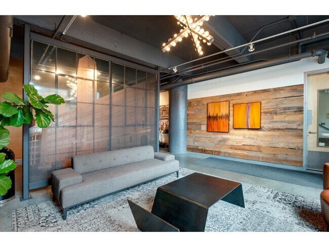 Building Photo - 700 N Washington Ave