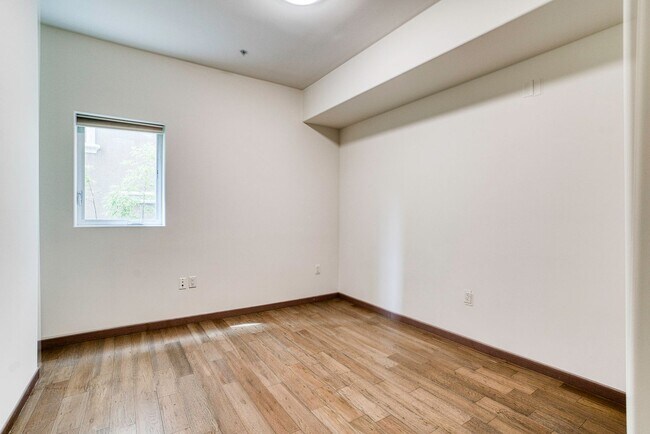 Building Photo - 903 S New Hampshire Ave