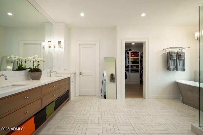 Building Photo - 5838 E Calle Del Paisano