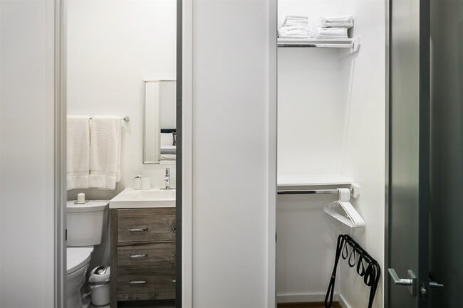 Building Photo - 511 Memorial Heights Dr