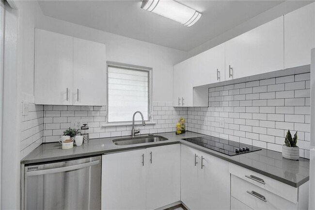 Building Photo - 5320 Balcones Dr
