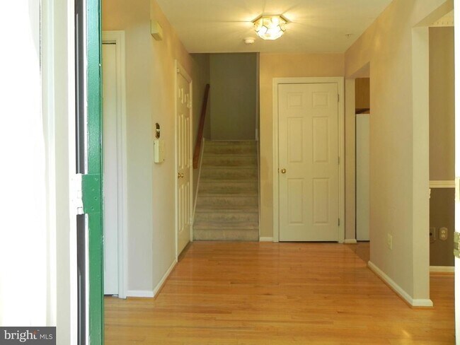 Building Photo - 33 Hampton Ct