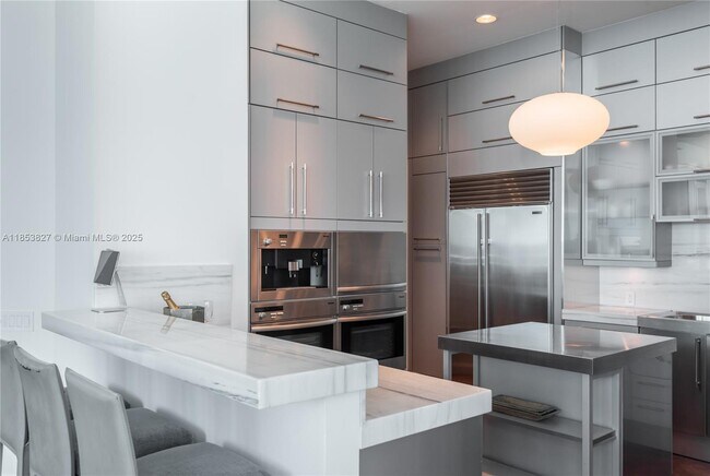 Building Photo - 5959 Collins Ave