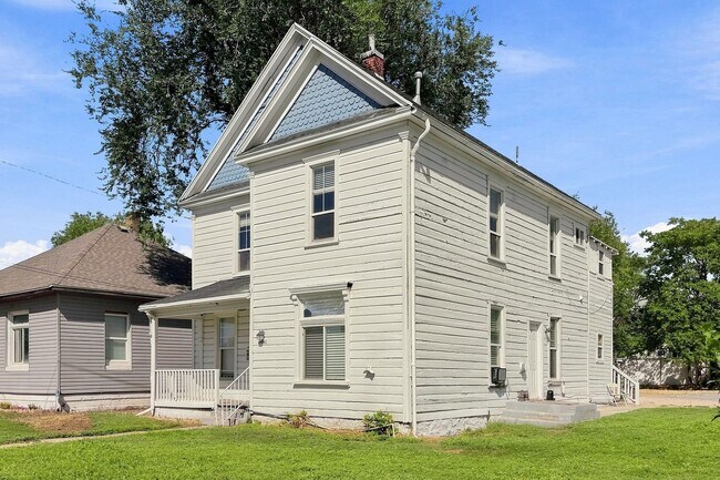 Building Photo - 2440 B Ave