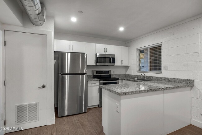 Building Photo - 622 N 9th Ave