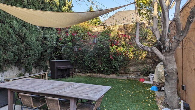 Building Photo - 158 S Sycamore Ave