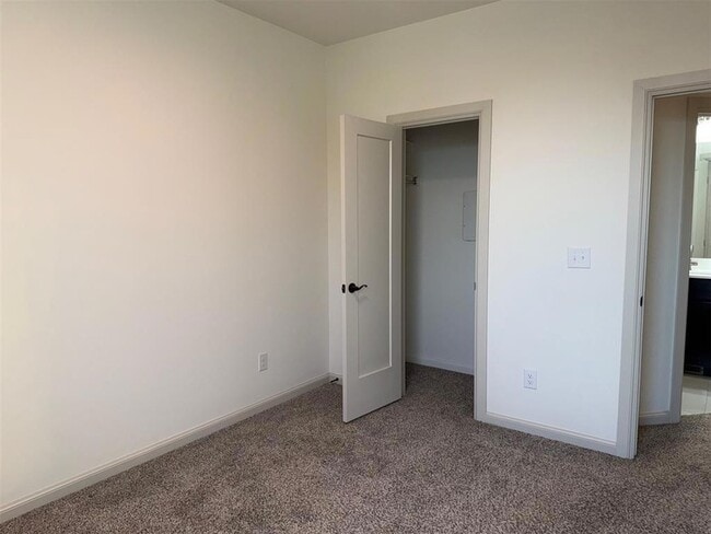 Building Photo - 575 S Fretz Ave