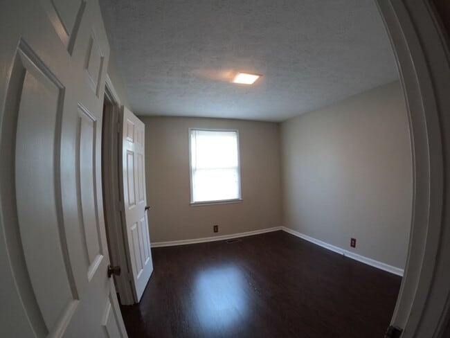 Building Photo - 705 Heritage Square Dr