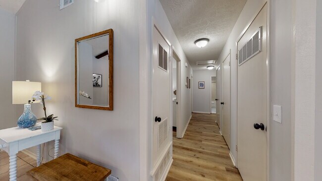 Building Photo - 5 Dorchester Ct