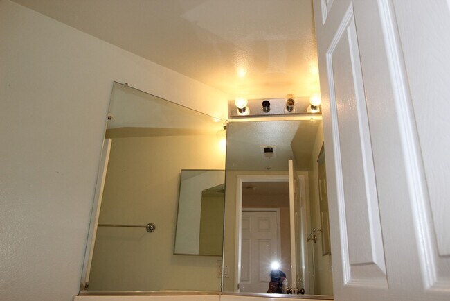 Building Photo - 4/2.5 two story home in the desirable community of West Heritage Village