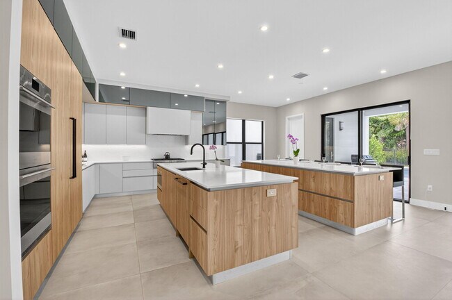 Building Photo - 8521 Ganton Dr