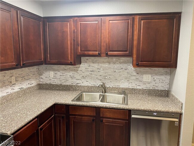 Building Photo - 5332 River Glen Dr