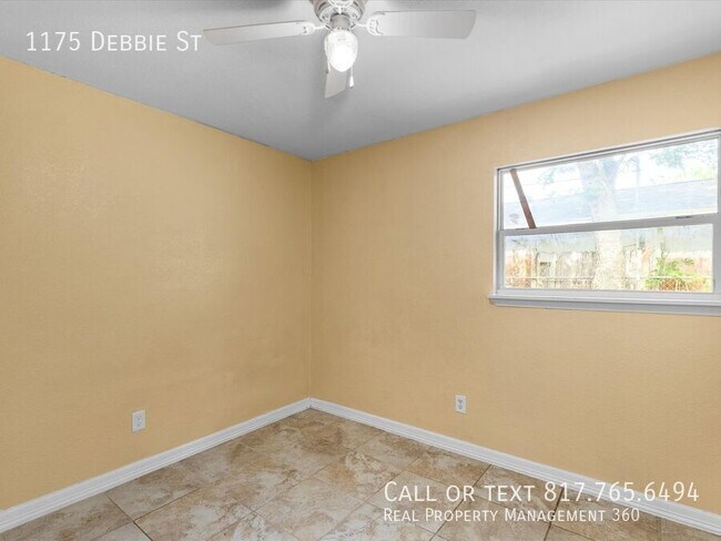Building Photo - 1175 Debbie Dr