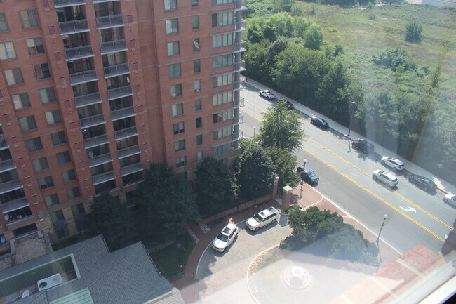 Building Photo - Luxury Condo 1 bed/1bath - 14th floor, Nice amenities, METRO!