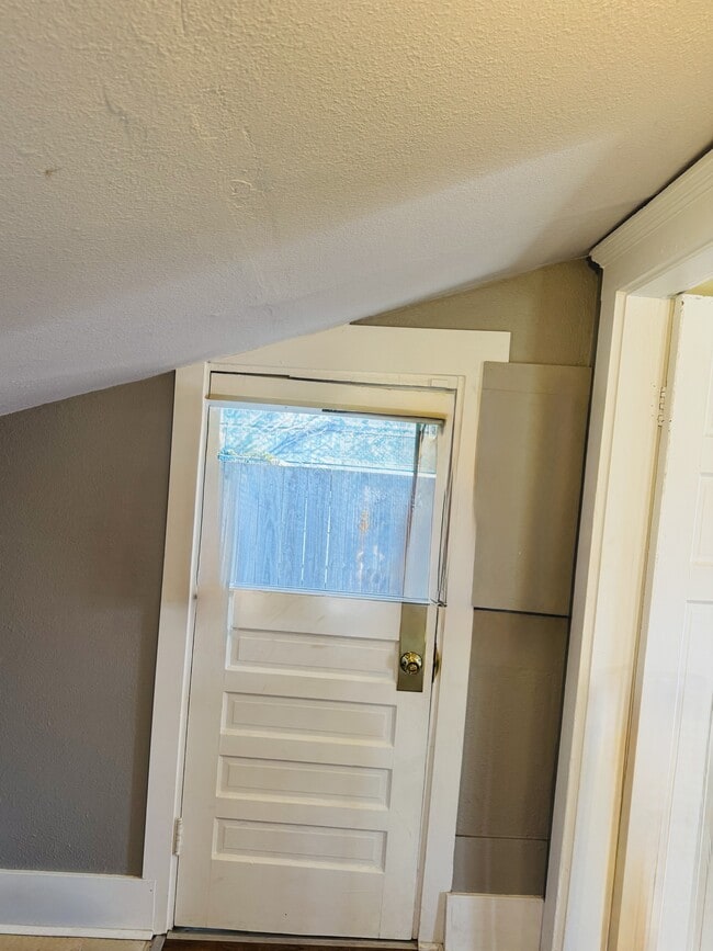 Building Photo - 1542 S Oakes St