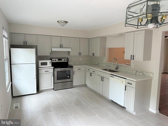 Building Photo - 7822 Brookview Ct