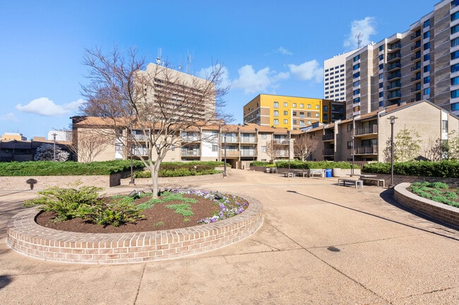 Building Photo - 102 Monroe St