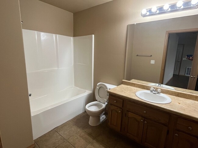 Building Photo - 1528 E 11th Cove