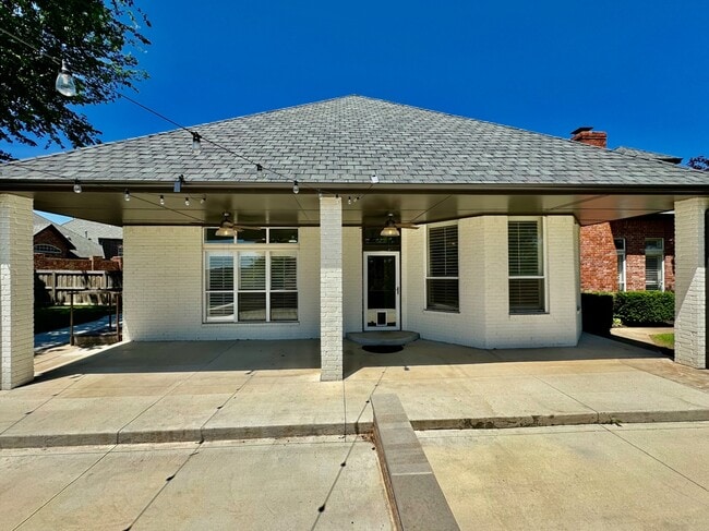 Building Photo - 2600 Sweetbriar Ct