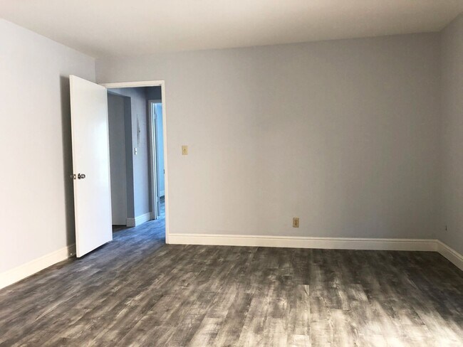 Building Photo - 10162 Alpine Dr