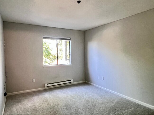 Building Photo - 880 E Fremont Ave