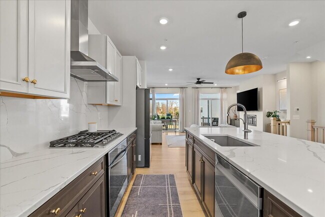 Building Photo - Stunning 4BR / 4.5BA End-Unit Townhome in Brambleton - Built in 2024!