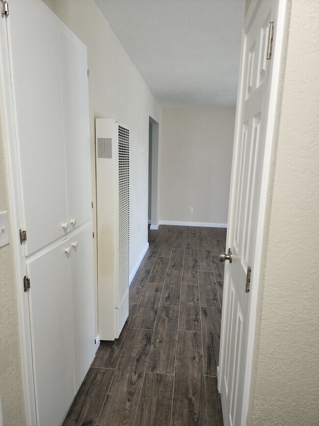Building Photo - Recently Updated -  2 Bedroom 1 Bathroom O...