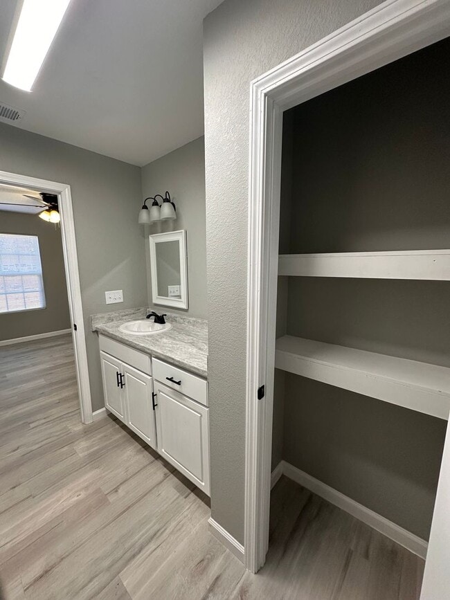 Building Photo - 3 Bed 2 Bath Brick Home with Fenced in Backyard