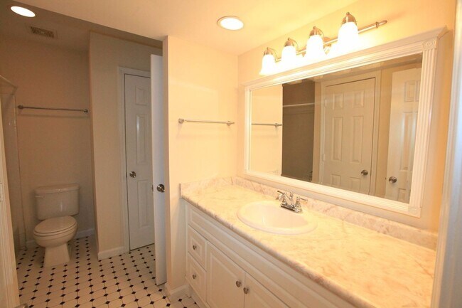 Building Photo - COMING SOON:2 bedroom townhome in Uptown Charlotte!