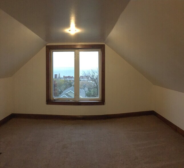 Building Photo - 309 1/2 E 7th St